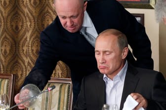 Russlands Präsident Wladimir Putin und Jewgeni Prigoshin (links): Der Umsturzversuch der Wagner-Söldner hatte Putin schwach aussehen lassen.