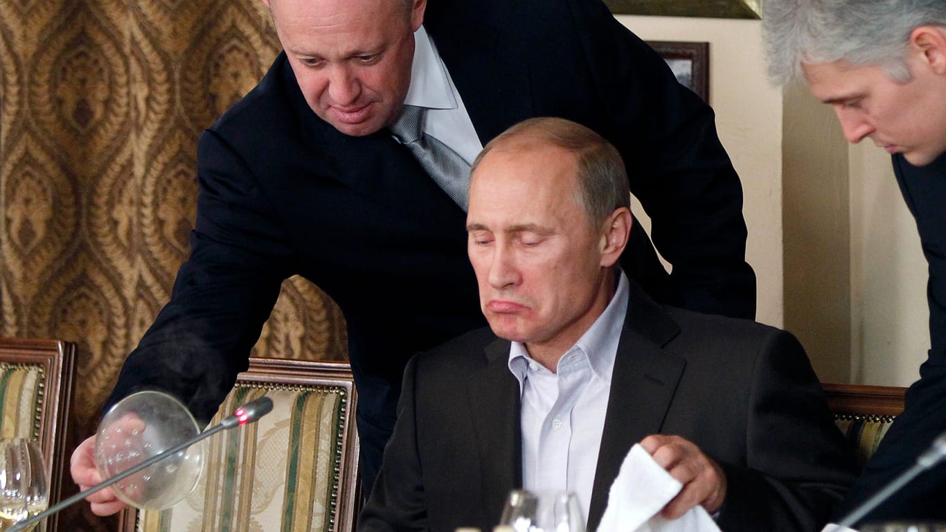 Russlands Präsident Wladimir Putin und Jewgeni Prigoshin (links): Der Umsturzversuch der Wagner-Söldner hatte Putin schwach aussehen lassen.