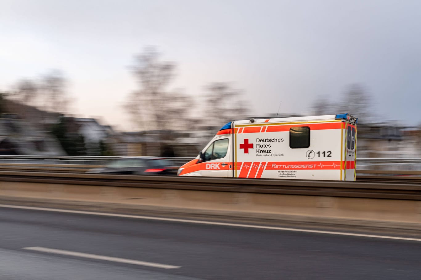 Krankenwagen in Hessen (Archivfoto): Dort kam es am Nachmittag zu einem tragischen Unfall.