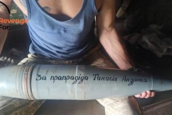 "Für den Ur-Ur-Großvater von Tanasiy Andriyuk" steht auf dieser Granate: Die meisten Botschaften auf "revengefor.com" sind deutlich derber.