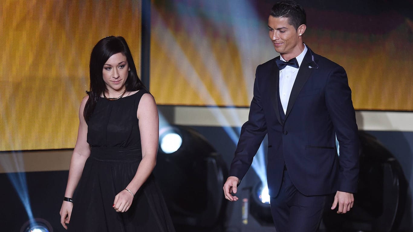 Nadine Keßler (l.) mit Cristiano Ronaldo: 2014 wurde die 35-Jährige neben dem portugiesischen Superstar zur Weltfußballerin gekürt.