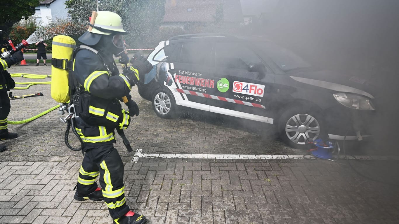 Feuerwehr-Training an E-Fahrzeugen