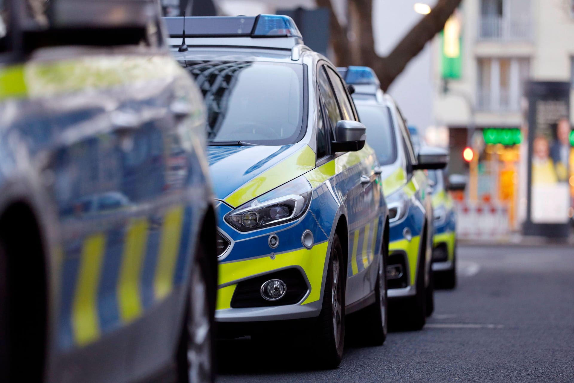 Autos der Polizei (Symbolbild): In Leverkusen hat die Polizei eine Mordkommission eingerichtet.