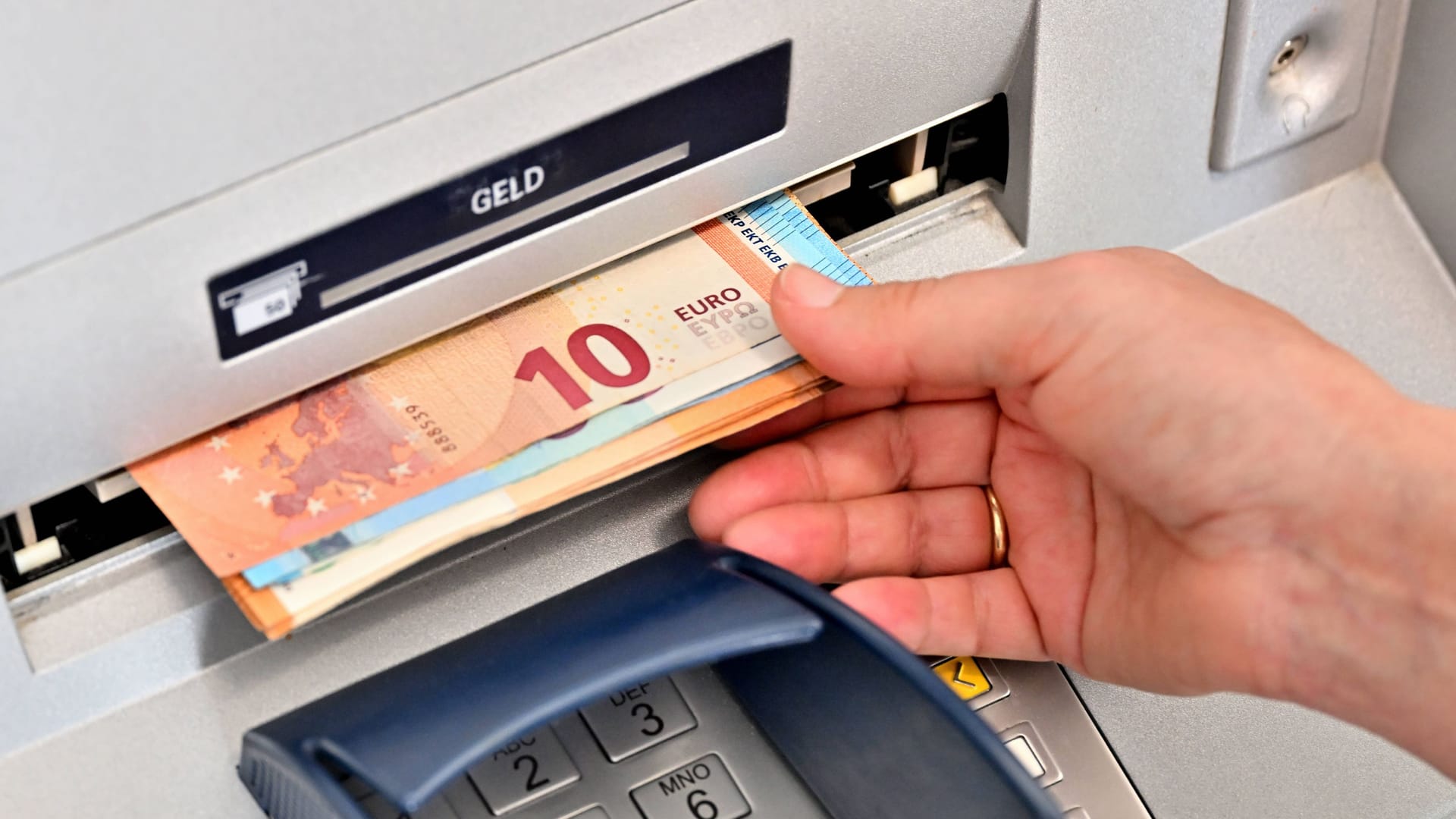 Bargeld abheben (Symbolbild): 15.000 Euro konnte der Mann noch aus einem Bankautomaten ziehen, bevor sein ehemaliger Arbeitgeber etwas unternehmen konnte.