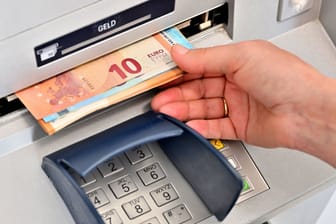 Bargeld abheben (Symbolbild): 15.000 Euro konnte der Mann noch aus einem Bankautomaten ziehen, bevor sein ehemaliger Arbeitgeber etwas unternehmen konnte.