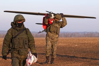 Russische Soldaten mit Orlan-10 Drohne (Archivbild): Einem deutsch-russischen Unternehmer wird vorgeworfen, Bauteile für die Drohne nach Russland exportiert zu haben.