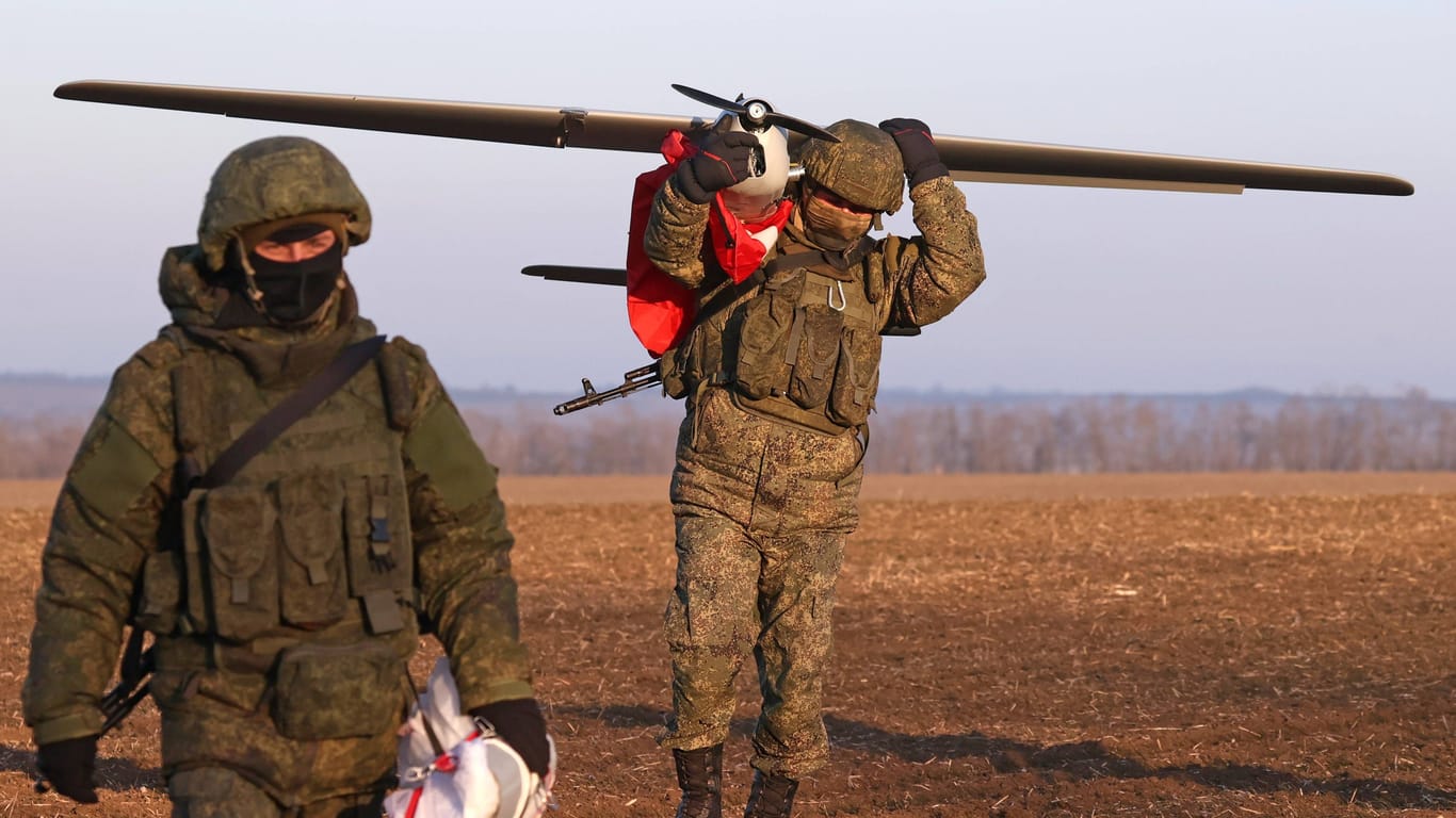 Russische Soldaten mit Orlan-10 Drohne (Archivbild): Die Ukraine will die Abwehr gegen die Fluggeräte verbessern.