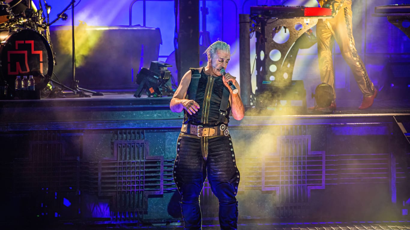 Till Lindemann bei einem Konzert in Dänemark: Mehrere Frauen haben gegen den Rammstein-Sänger schwere Anschuldigungen erhoben.