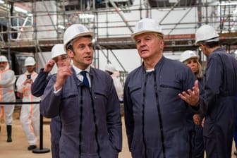 Präsident Macron und General Georgelin in der Baustelle Notre-Dame: Wiederaufbau mit militärischem Eifer.