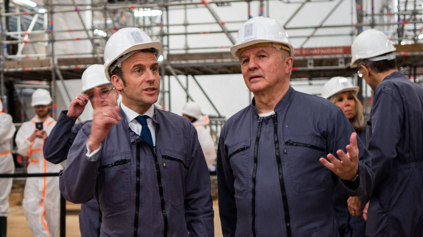 Präsident Macron und General Georgelin in der Baustelle Notre-Dame: Wiederaufbau mit militärischem Eifer.