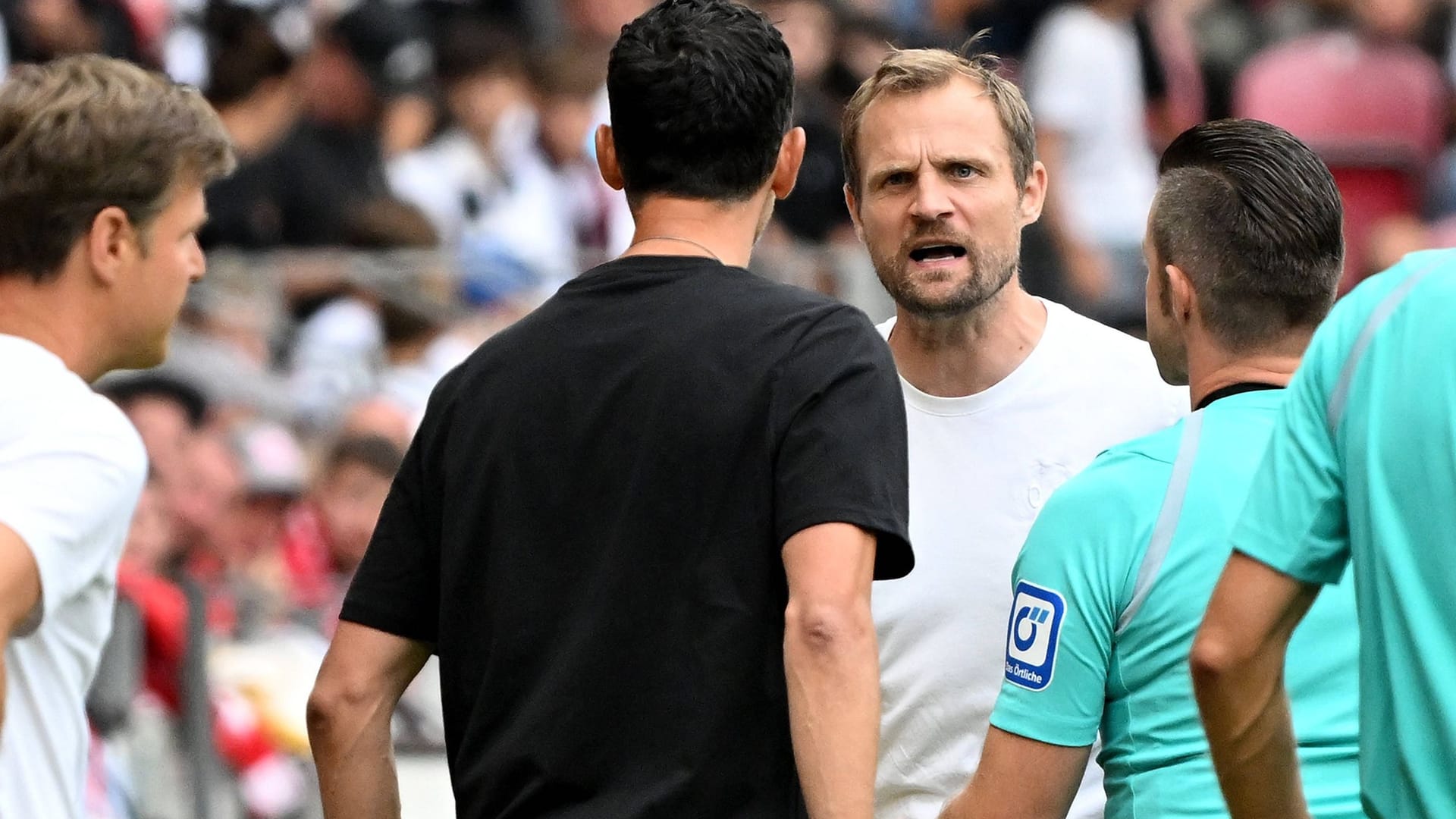 Dino Toppmöller (in schwarz) und Bo Svensson (in weiß) stehen sich gegenüber: Die beiden Trainer stritten sich in der Nachspielzeit.