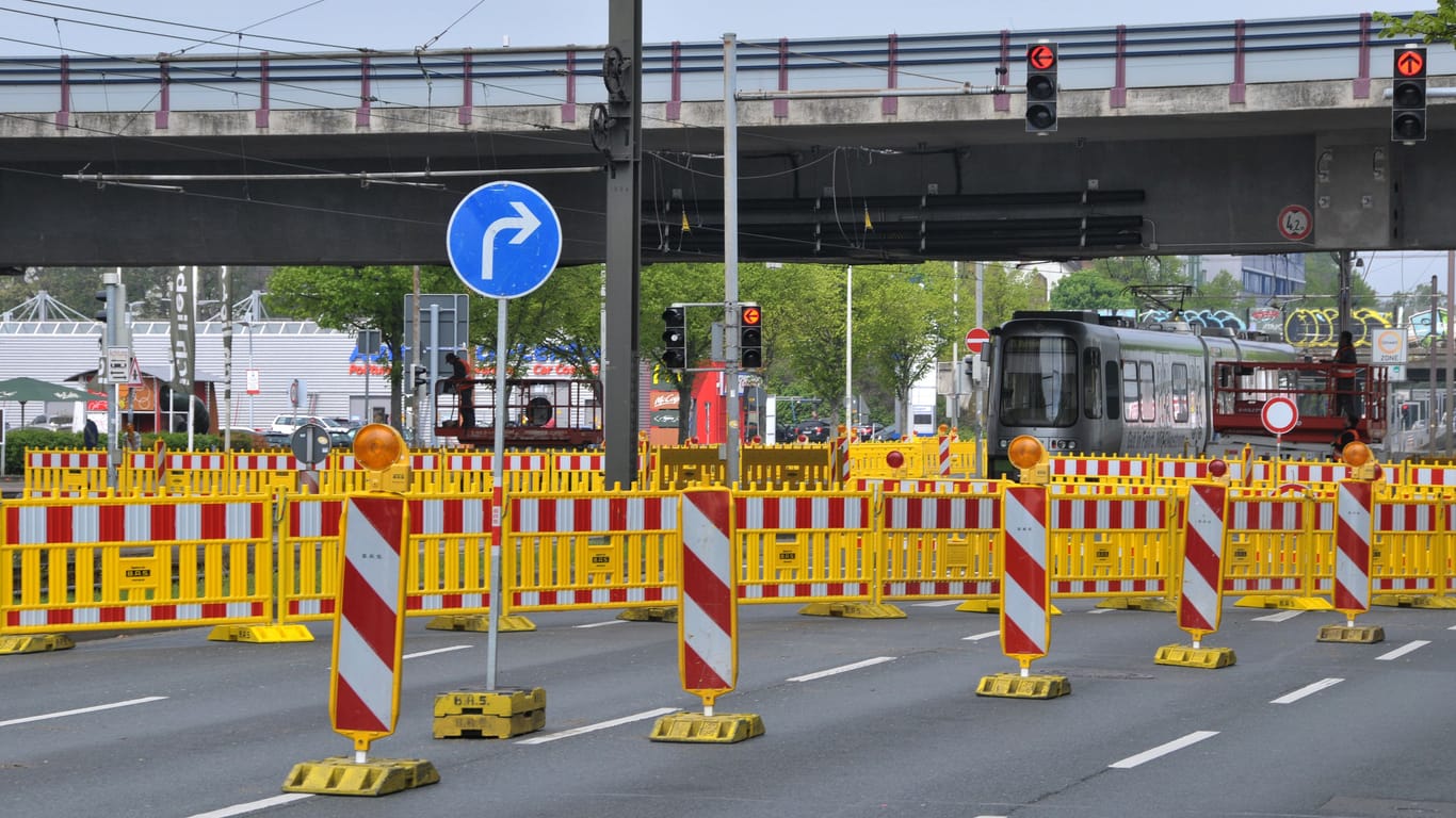 Bauarbeiten auf einer Straße in Hannover: Am Wochenende sind in der Landeshauptstadt mehrere Straßen gesperrt.