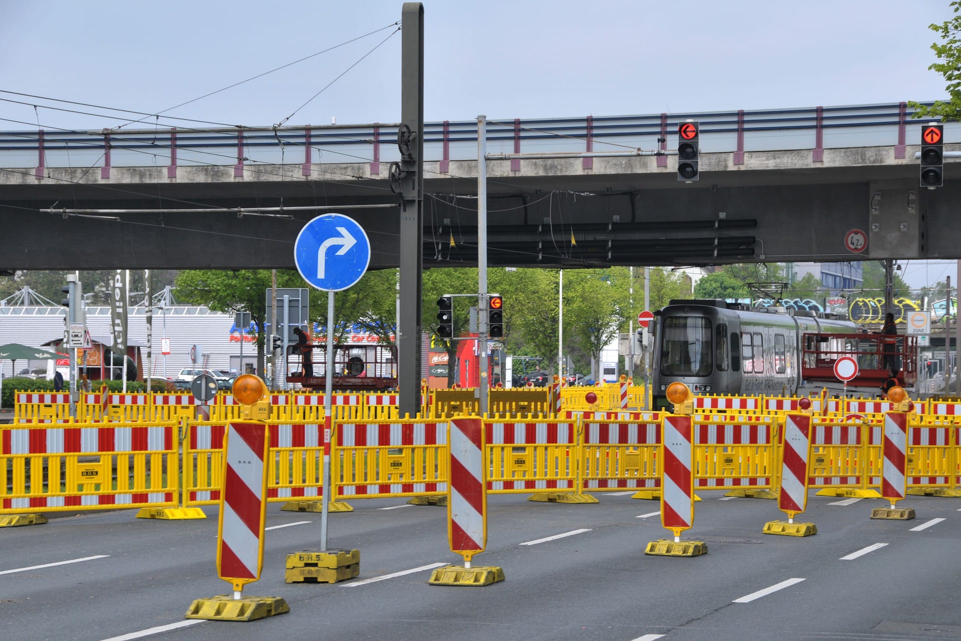 Bauarbeiten auf einer Straße in Hannover: Am Wochenende sind in der Landeshauptstadt mehrere Straßen gesperrt.