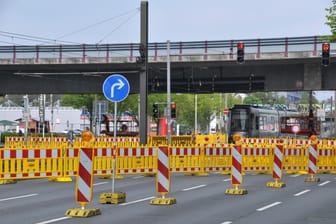Bauarbeiten auf einer Straße in Hannover: Am Wochenende sind in der Landeshauptstadt mehrere Straßen gesperrt.