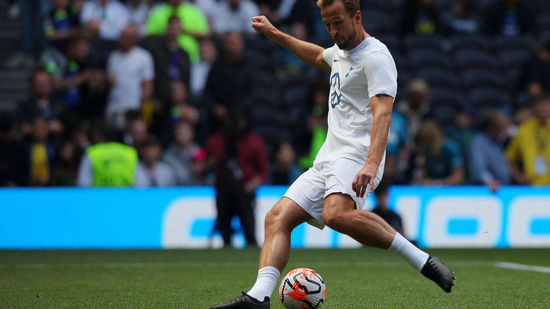 Harry Kane mit einem mysteriösen schwarzen Schuh: Der Stürmerstar hat offenbar einen lebenslangen Vertrag mit einem neuen Sponsor unterschrieben. Harry Kane mit einem mysteriösen schwarzen Schuh: Der Stürmerstar hat offenbar einen lebenslangen Vertrag mit einem neuen Sponsor unterschrieben.