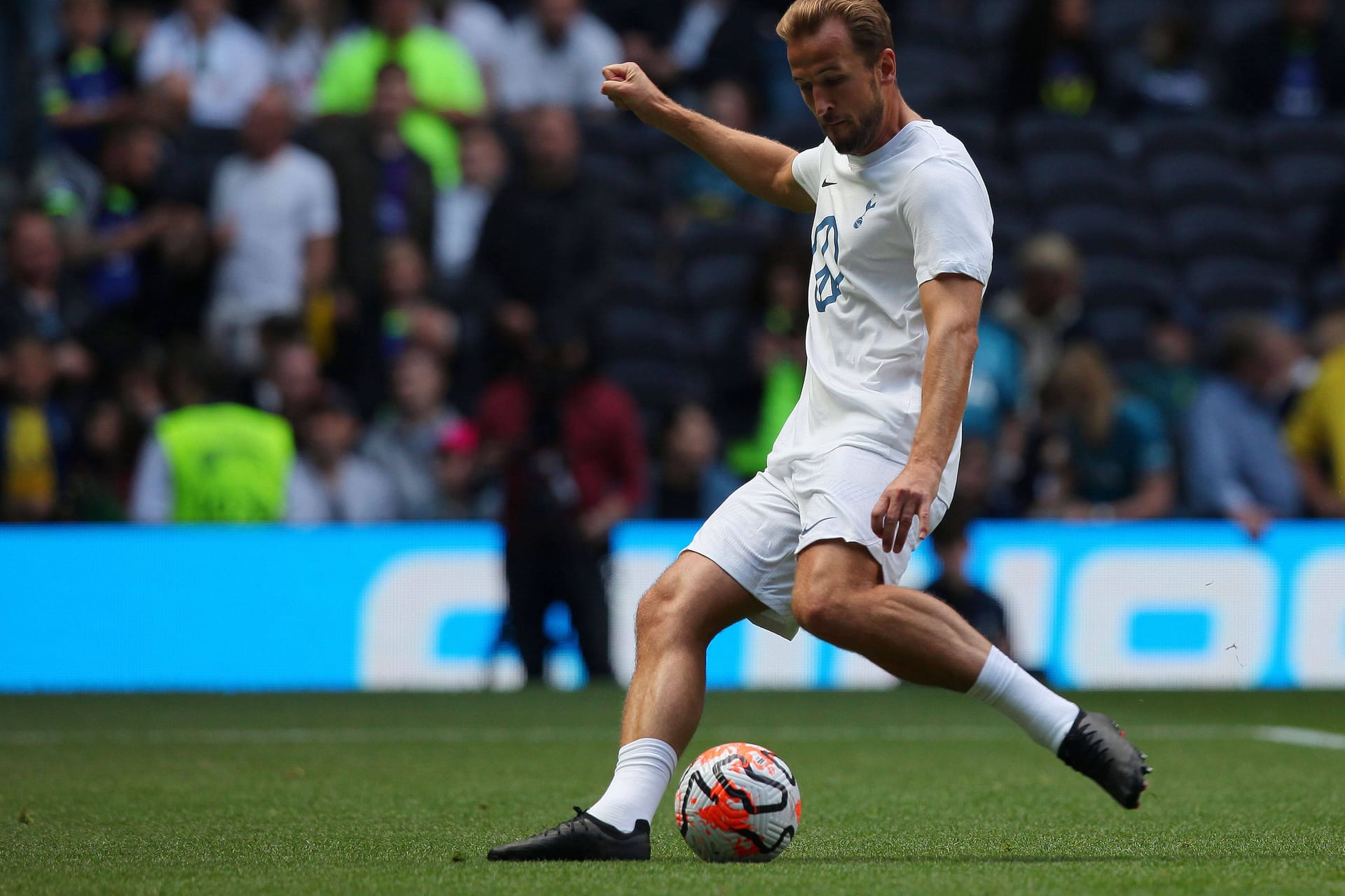Harry Kane mit einem mysteriösen schwarzen Schuh: Der Stürmerstar hat offenbar einen lebenslangen Vertrag mit einem neuen Sponsor unterschrieben.