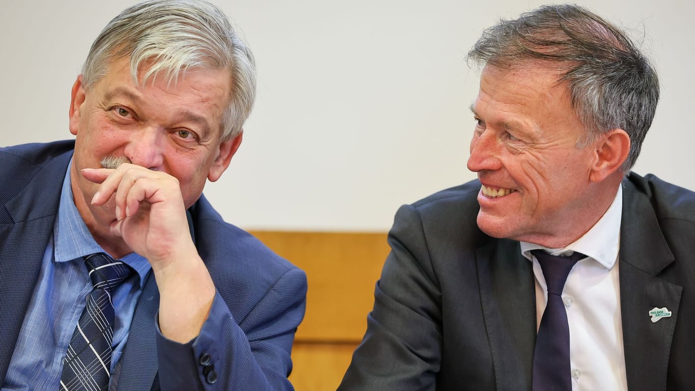 Heinrich Kohl (l, beide CDU), Oberbürgermeister von Aue-Bad Schlema, und Matthias Rößler (CDU), Landtagspräsident von Sachsen, sitzen in einer Pressekonferenz zum „Tag der Sachsen“.