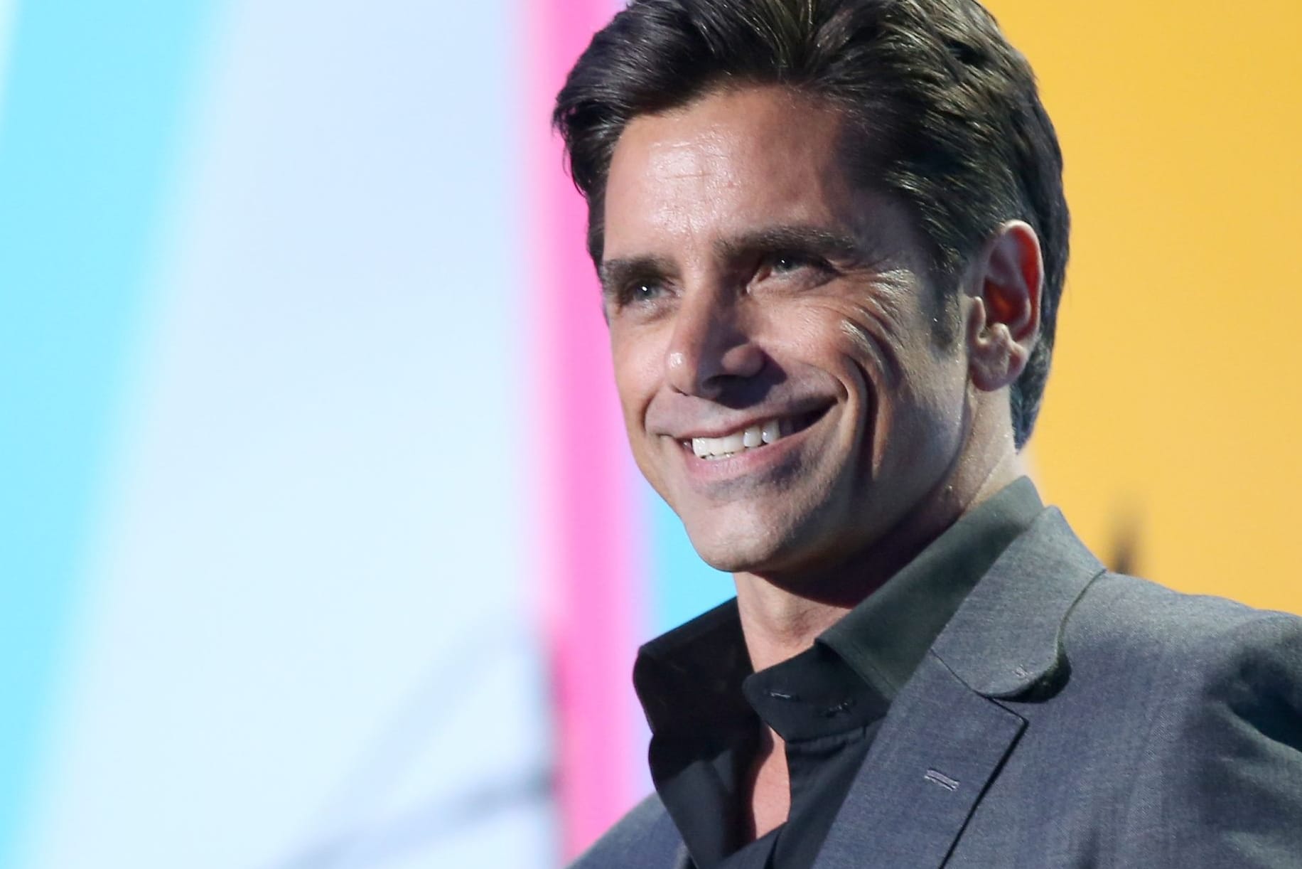 John Stamos: Der Schauspieler zieht hat blankgezogen.