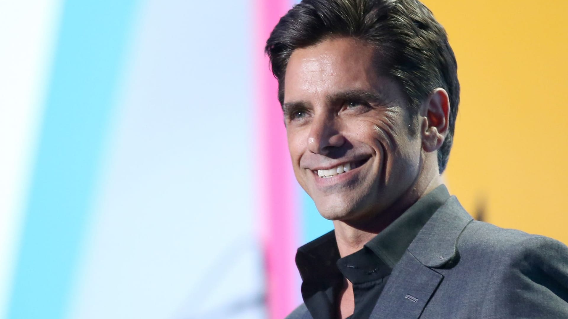 John Stamos: Der Schauspieler zieht hat blankgezogen.