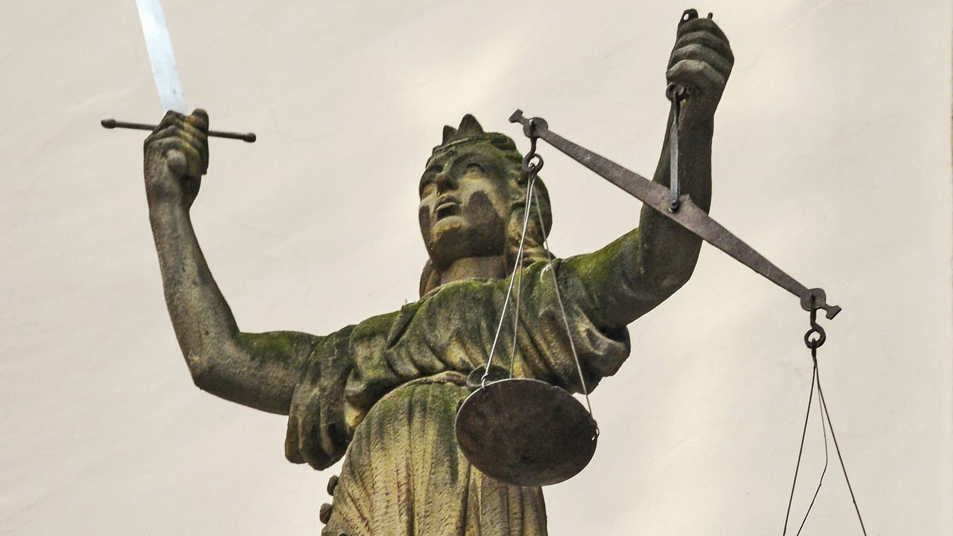 Statue der Göttin Justitia (Symbolbild): Aufgrund eines Urteils zur Maskenpflicht wurde ein Familienrichter wegen Rechtsbeugung verurteilt.