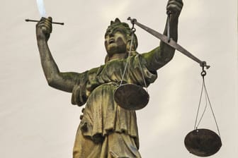 Statue der Göttin Justitia (Symbolbild): Aufgrund eines Urteils zur Maskenpflicht wurde ein Familienrichter wegen Rechtsbeugung verurteilt.
