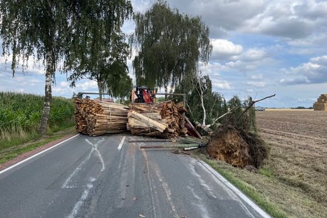 Gut getankt geht manchmal was daneben: Das Holz blockierte die Landesstraße.