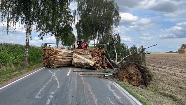 Gut getankt geht manchmal was daneben: Das Holz blockierte die Landesstraße.