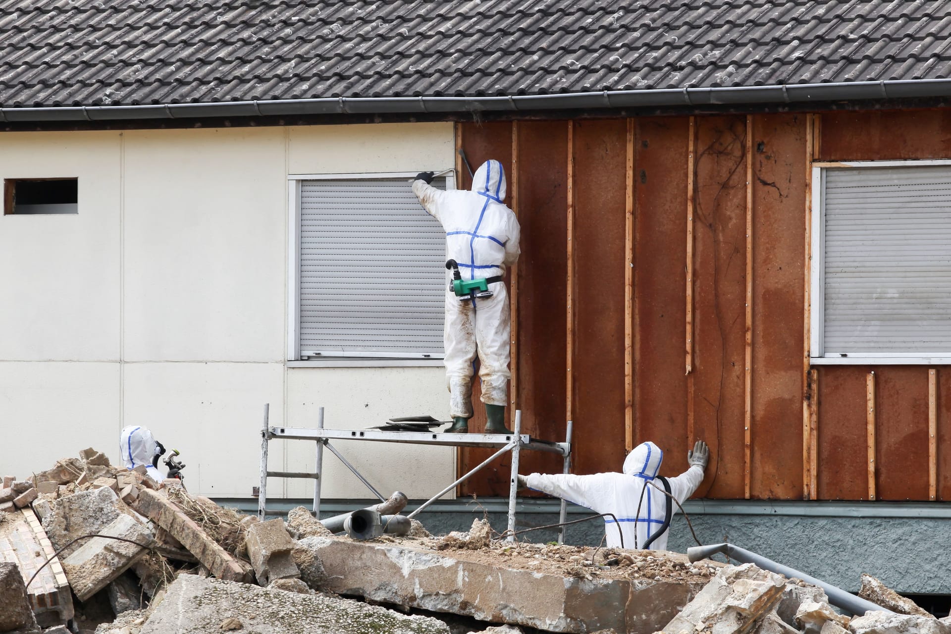 Asbestbelastetes Gebäude: Wenn klar ist, dass es sich um Asbest handelt, sollte sich eine spezialisierte Fachfirma um die Beseitigung kümmern.