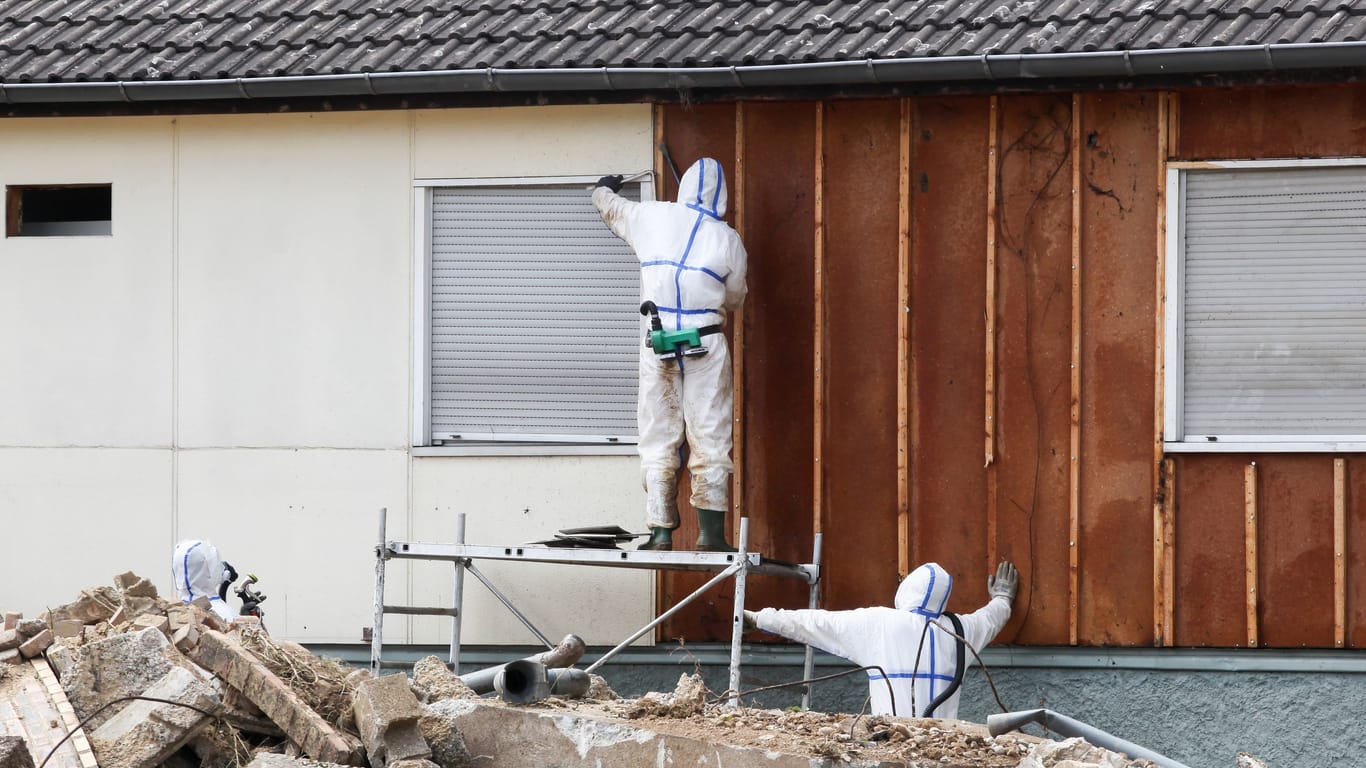 Asbestbelastetes Gebäude: Wenn klar ist, dass es sich um Asbest handelt, sollte sich eine spezialisierte Fachfirma um die Beseitigung kümmern.