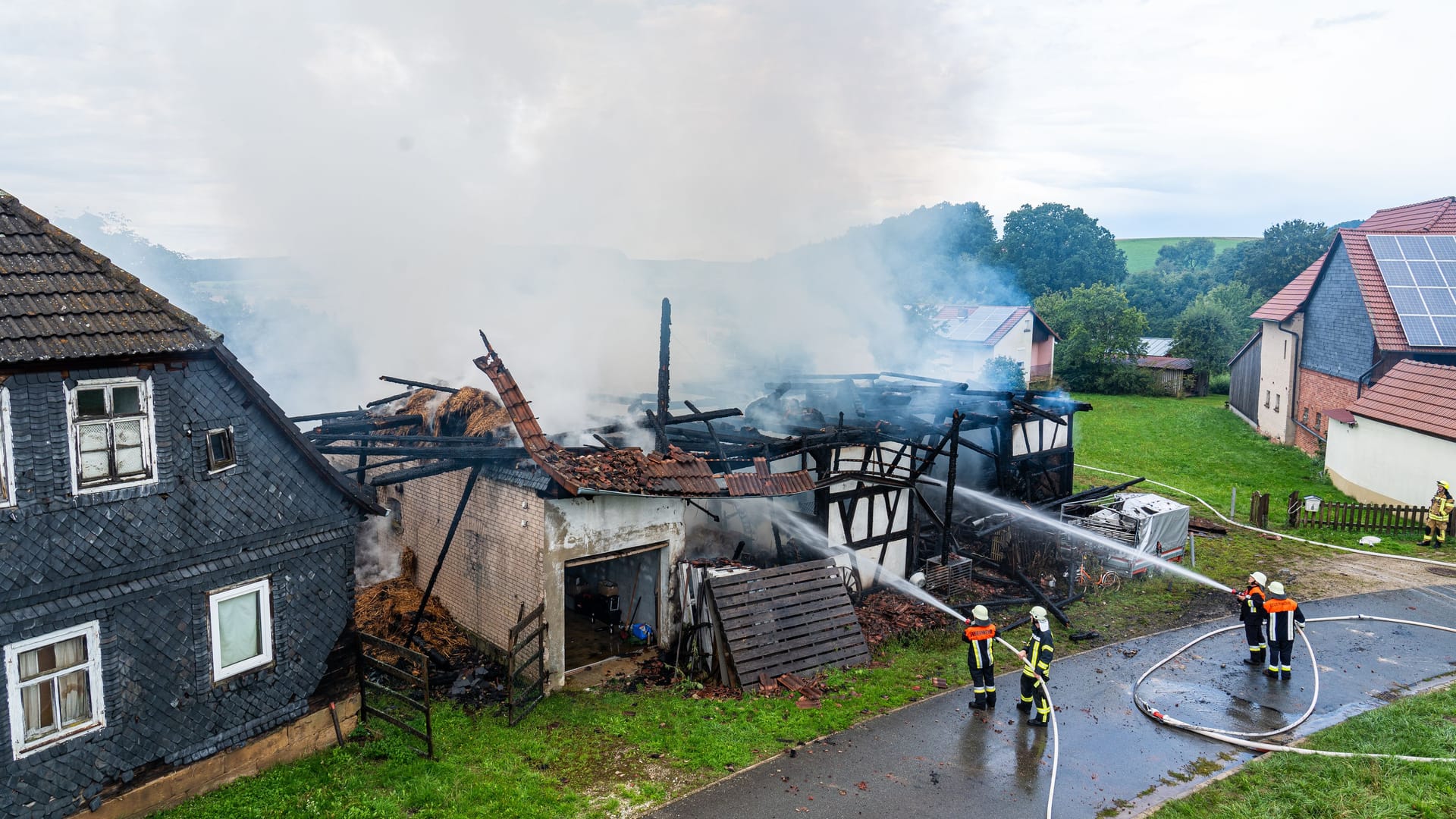 In Bad Staffelstein im Landkreis Lichtenfels stand eine Scheune nach einem Blitzeinschlag im Vollbrand.