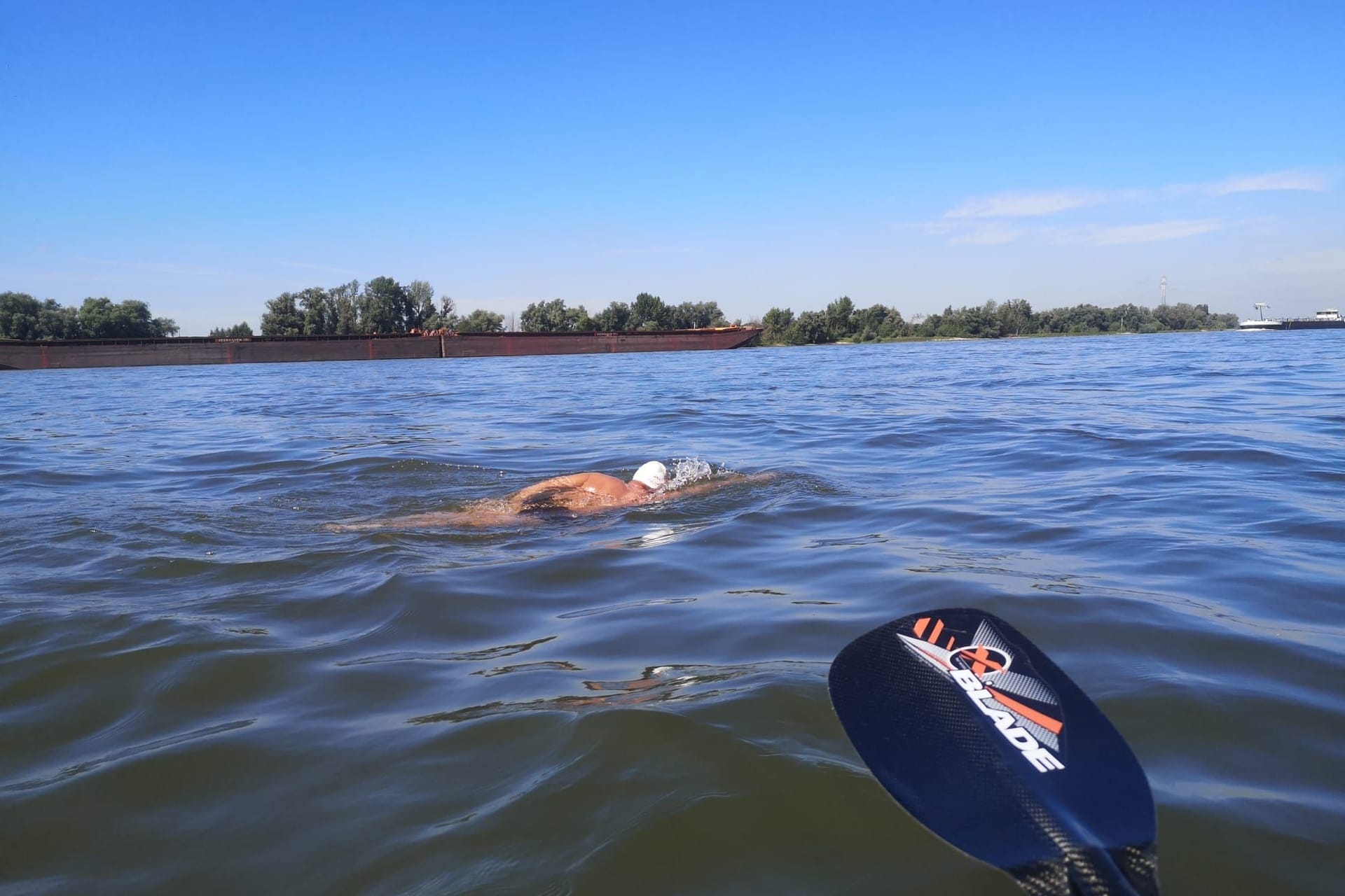 Von der Rheinquelle bis zur Nordsee-Mündung: Der 47-jährige Rumäne Avram Iancu schwimmt und schwimmt.