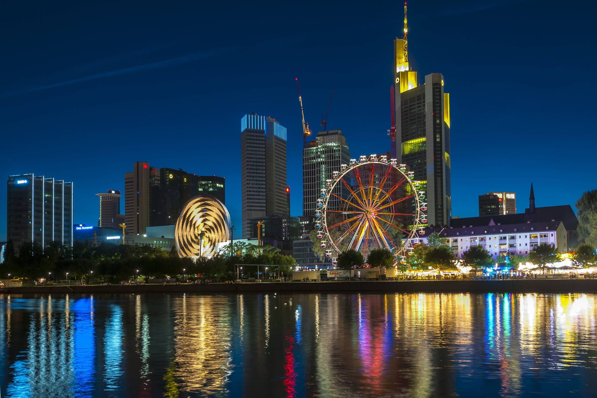 Das traditionelle Mainfest mit Fahrgeschäften und Riesenrad vor der Skyline (Archivbild): Es ist eines der ältesten Feste Frankfurts.