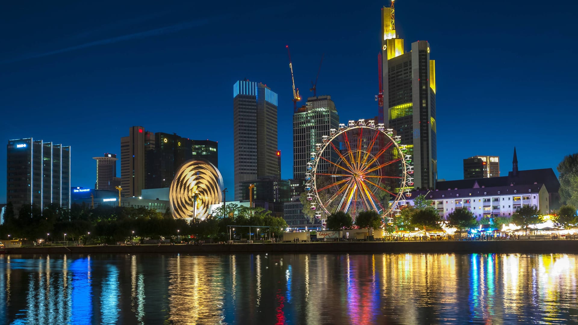 Das traditionelle Mainfest mit Fahrgeschäften und Riesenrad vor der Skyline (Archivbild): Es ist eines der ältesten Feste Frankfurts.