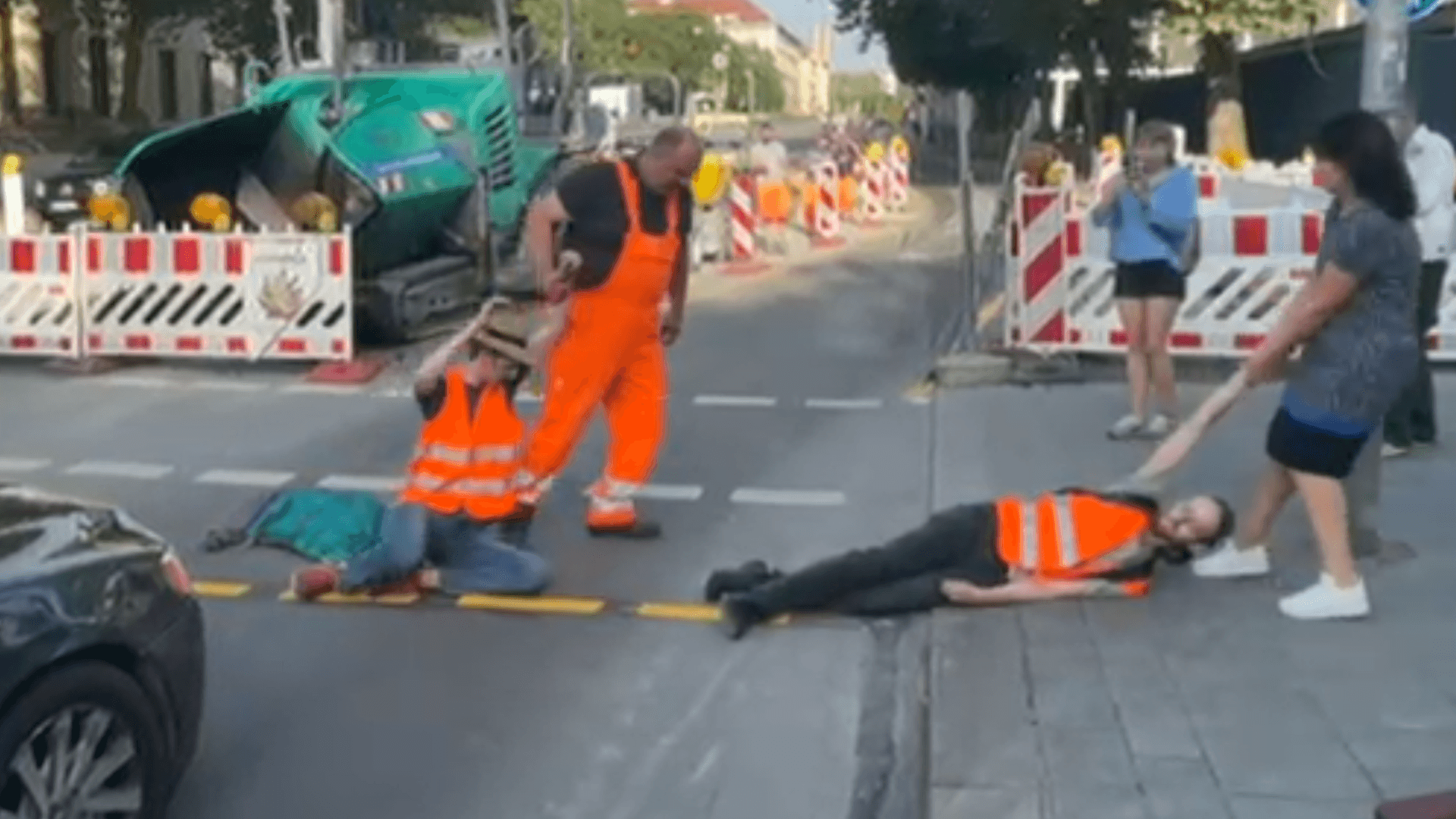 Passanten ziehen Klimaaktivisten von der Straße