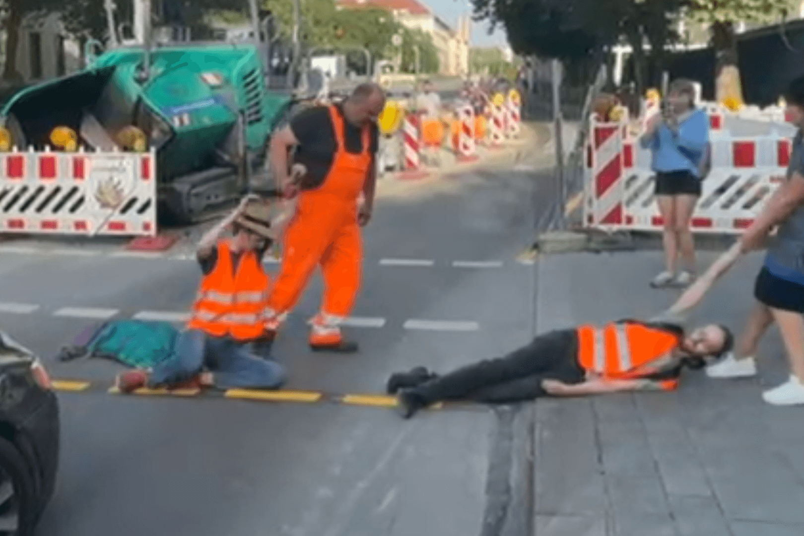 Passanten ziehen Klimaaktivisten von der Straße
