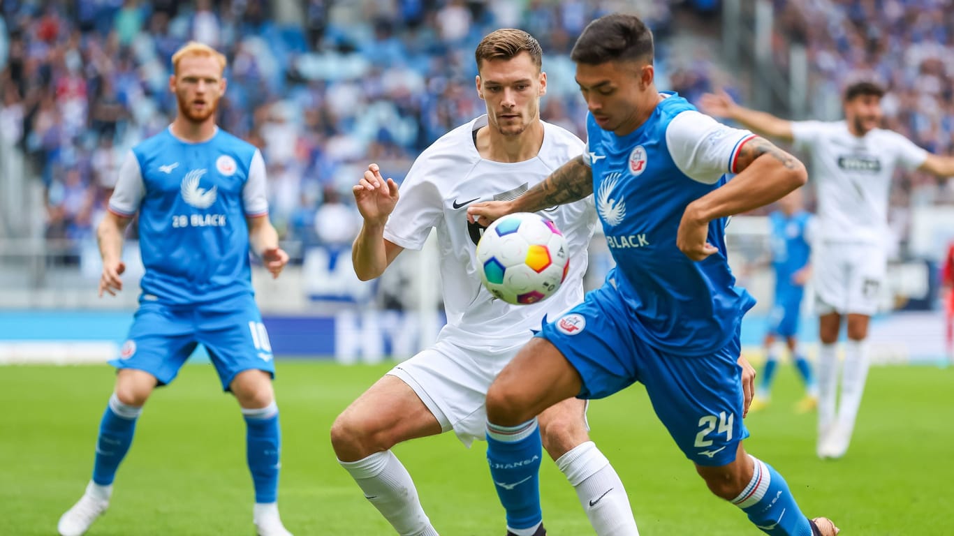 Rostocks John Patrick Strauß (r.) im Duell gegen Elversbergs Paul Stock: Beide erlebten eine wilde Nachspielzeit.