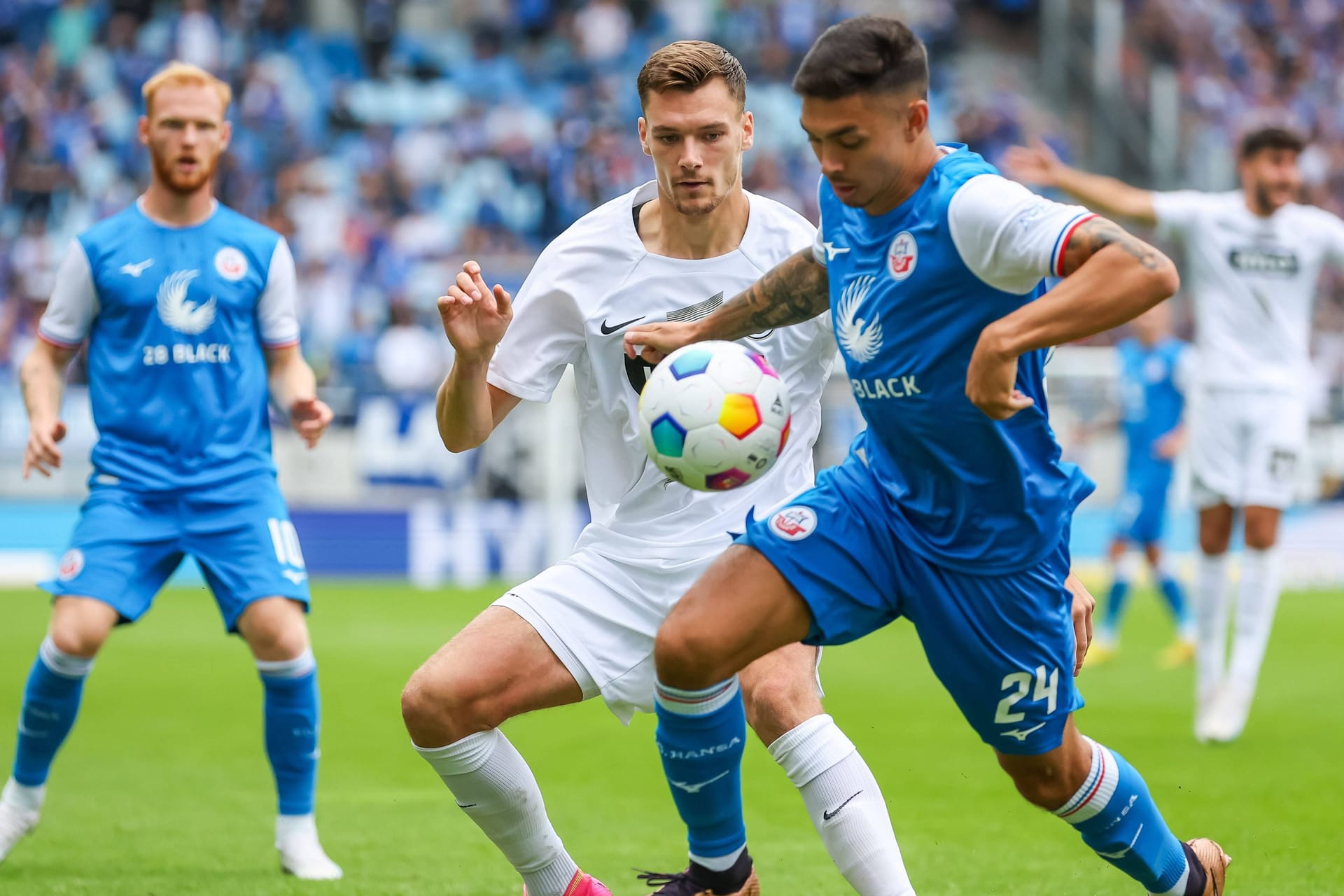 Rostocks John Patrick Strauß (r.) im Duell gegen Elversbergs Paul Stock: Beide erlebten eine wilde Nachspielzeit.