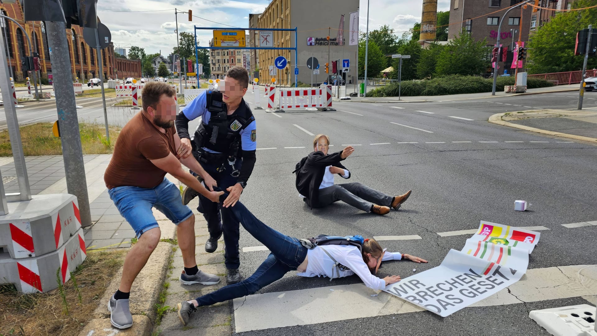 Auseinandersetzung zwischen "Letzter Generation" und Autofahrern (Archivfoto): In der Hauptstadt sollen neue Protestformen kommen.