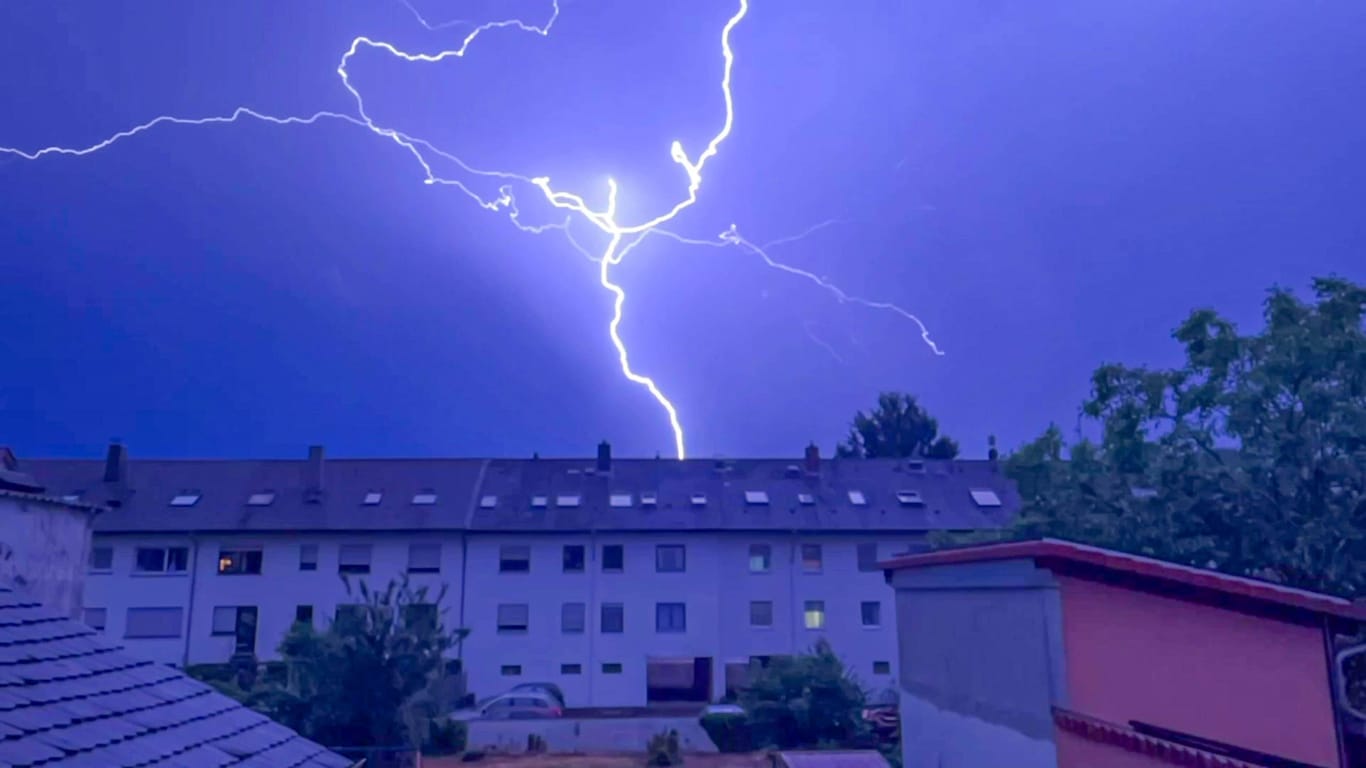 Schwere Unwetter und Blitze über einem Wohnhaus (Symbolbild): Der RBB ändert deswegen sein Programm.