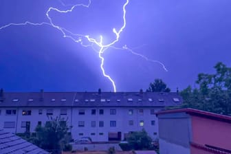 Schwere Unwetter und Blitze über einem Wohnhaus (Symbolbild): Der RBB ändert deswegen sein Programm.