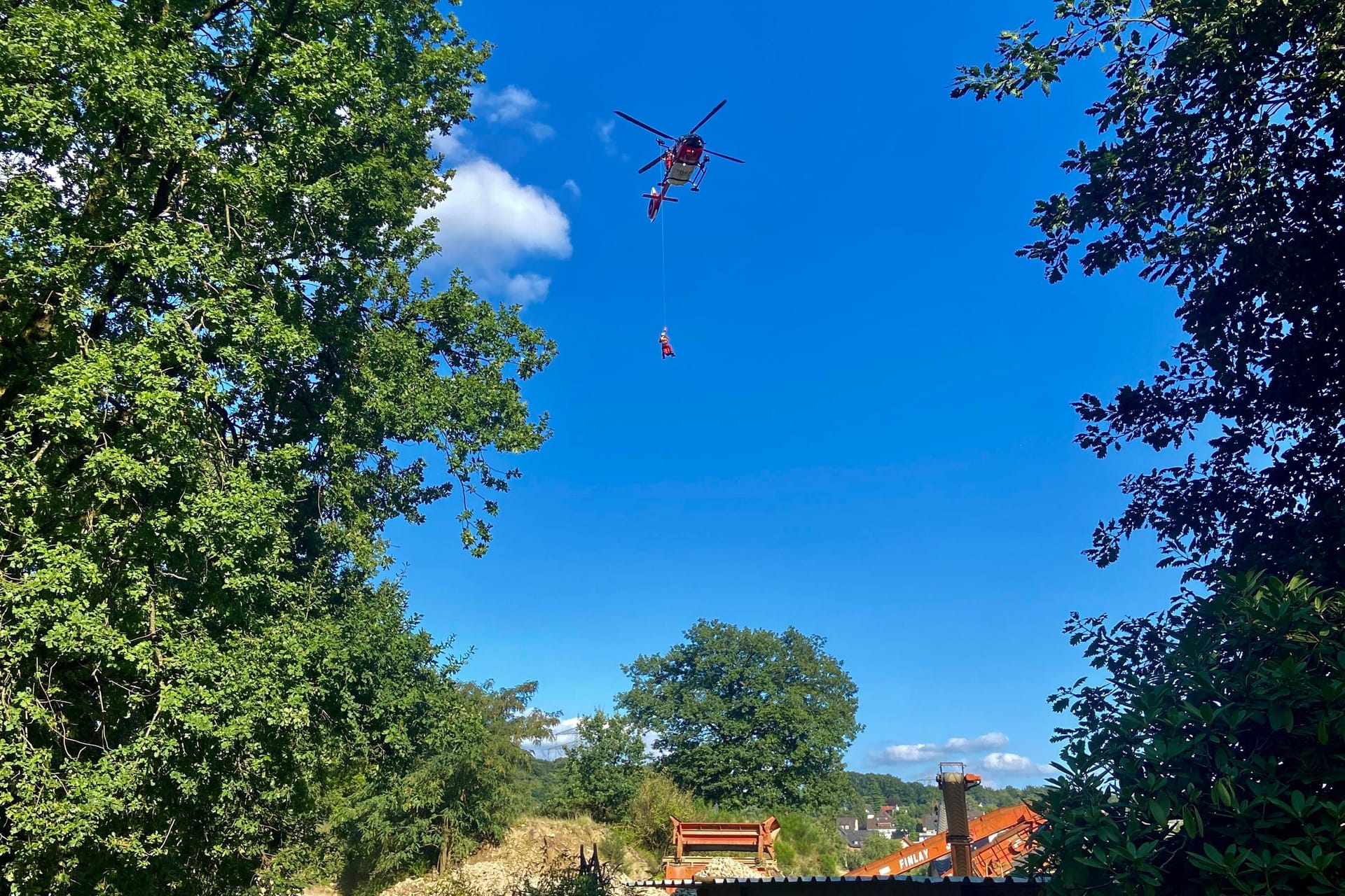 Die Rettungsdienste mobilisierten alle Kräfte: Der Notarzt wurde vom Hubschrauber abgelassen. (Quelle: Polizei Herdecke)