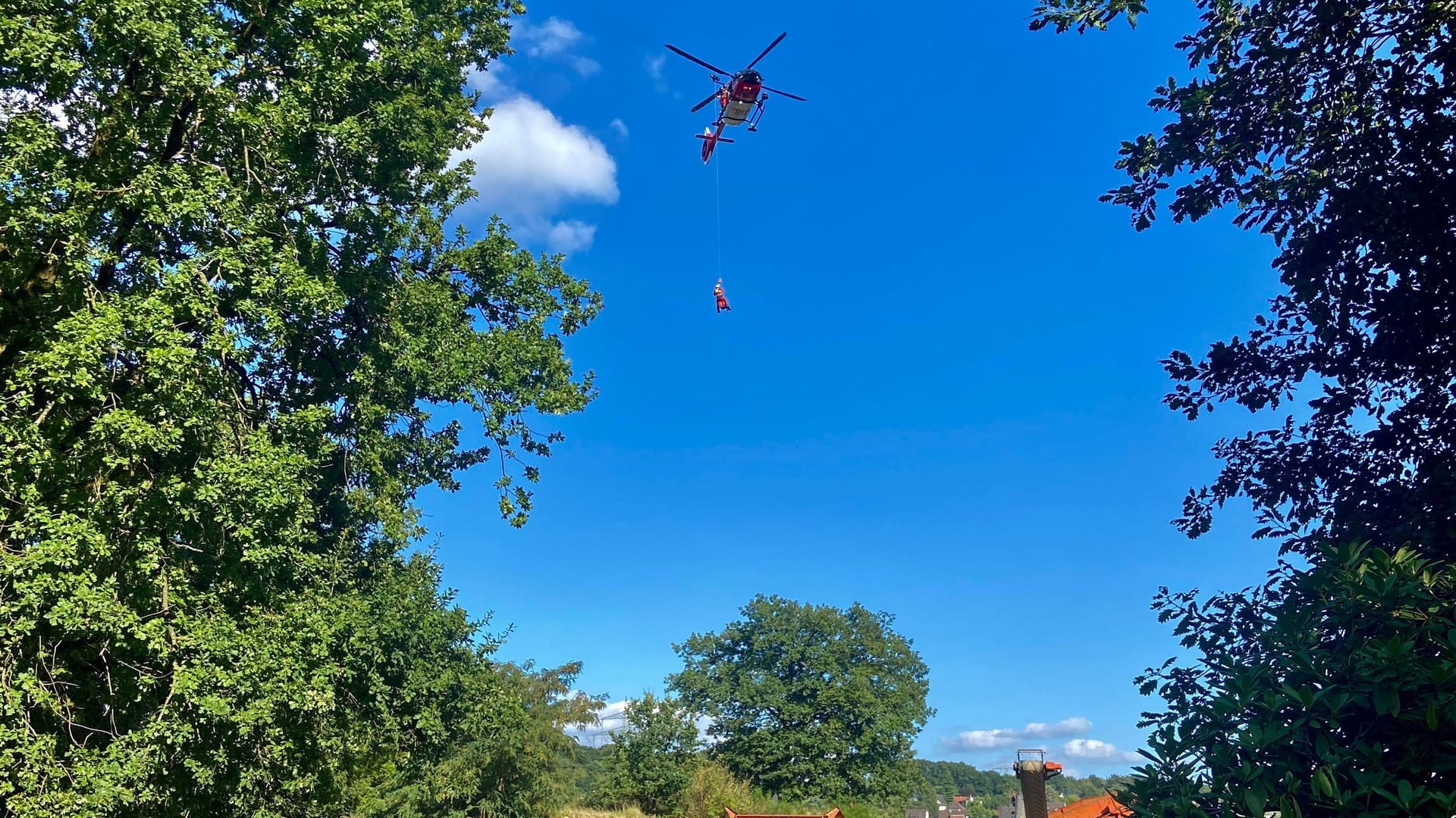 Die Rettungsdienste mobilisierten alle Kräfte: Der Notarzt wurde vom Hubschrauber abgelassen. (Quelle: Polizei Herdecke)