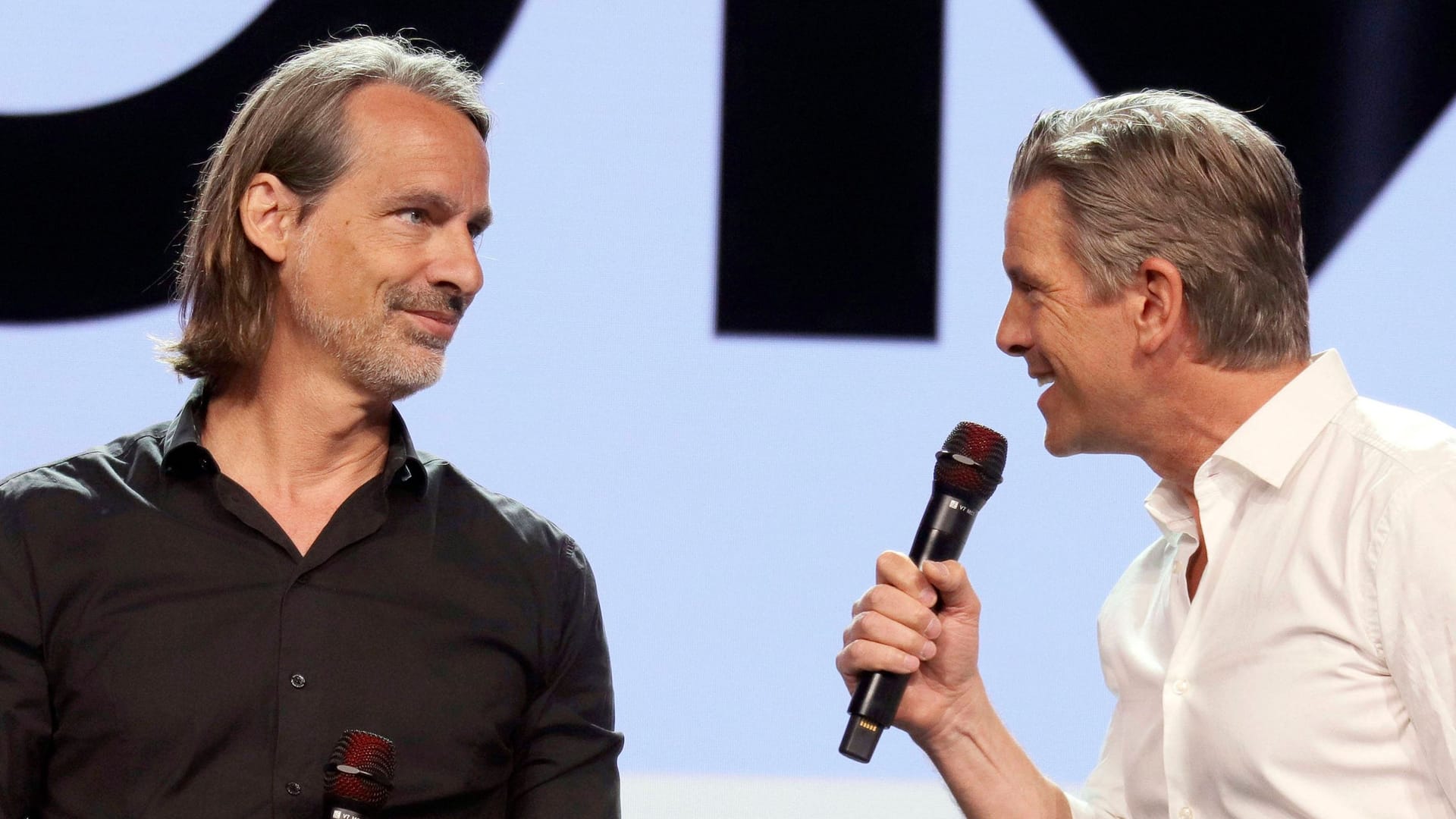 Richard David Precht (l.) und Markus Lanz beim OMR Festival 2023 in den Messehallen in Hamburg.