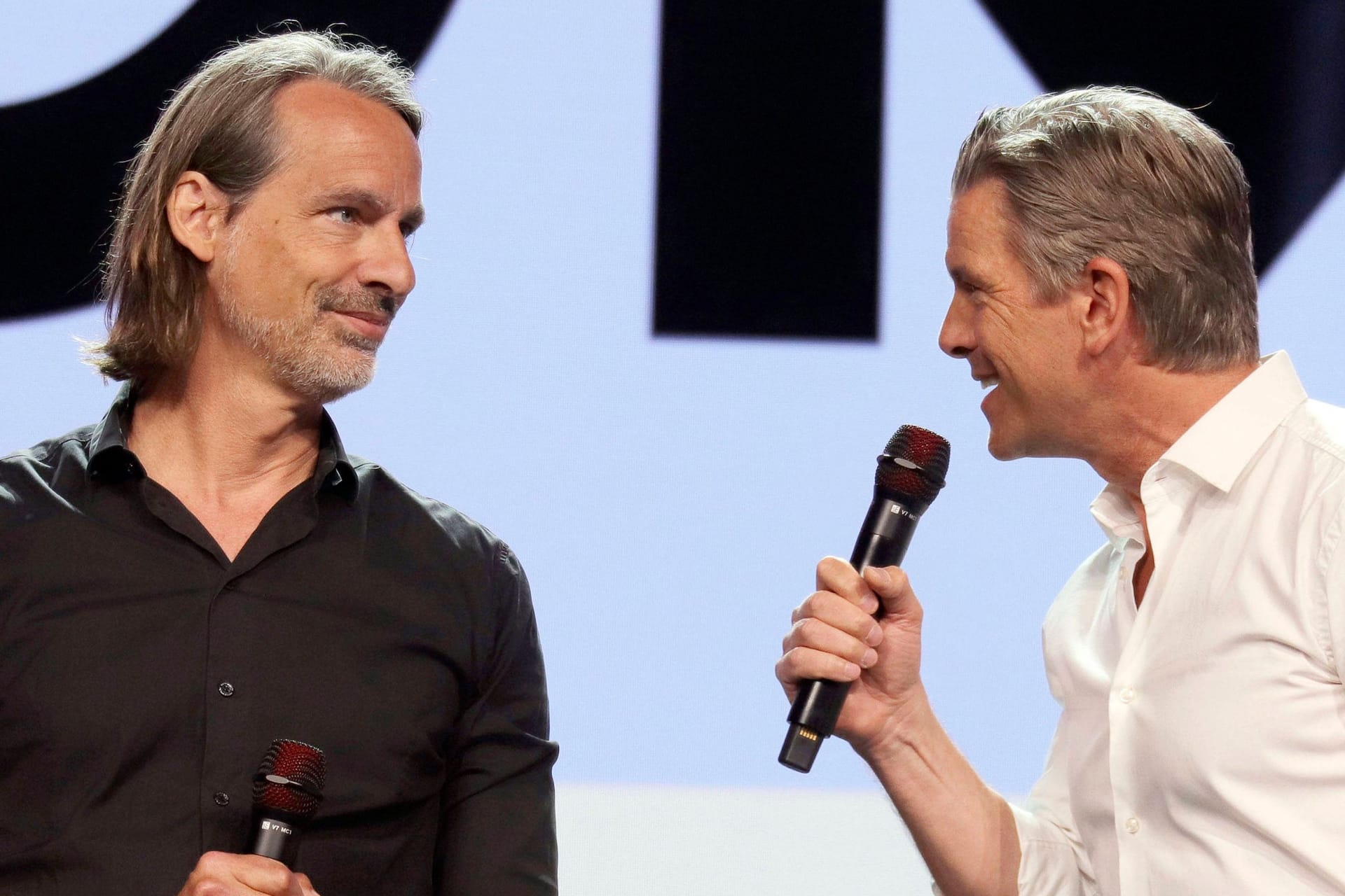 Richard David Precht (l.) und Markus Lanz beim OMR Festival 2023 in den Messehallen in Hamburg.