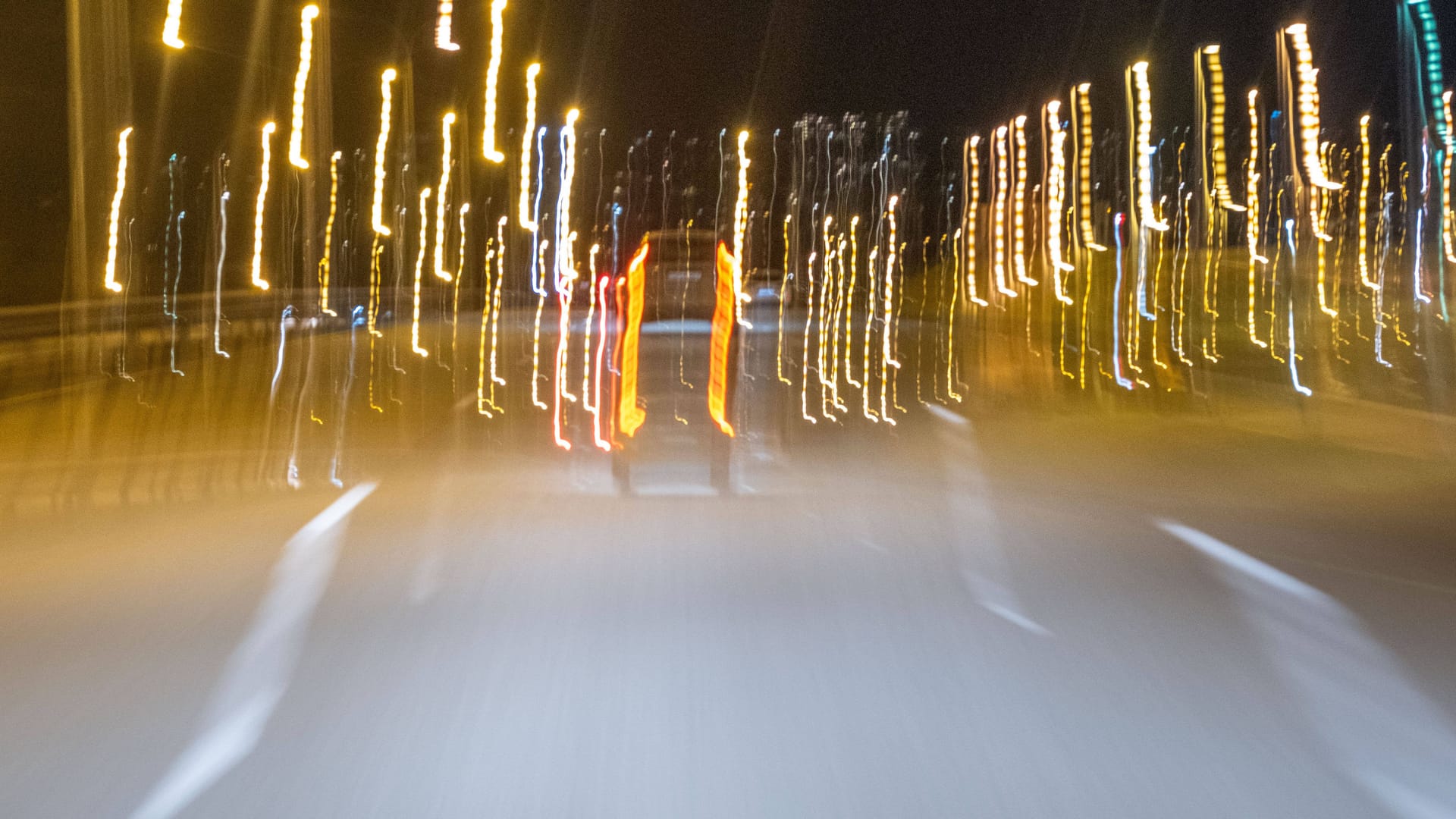 Straßenverkehr bei Nacht