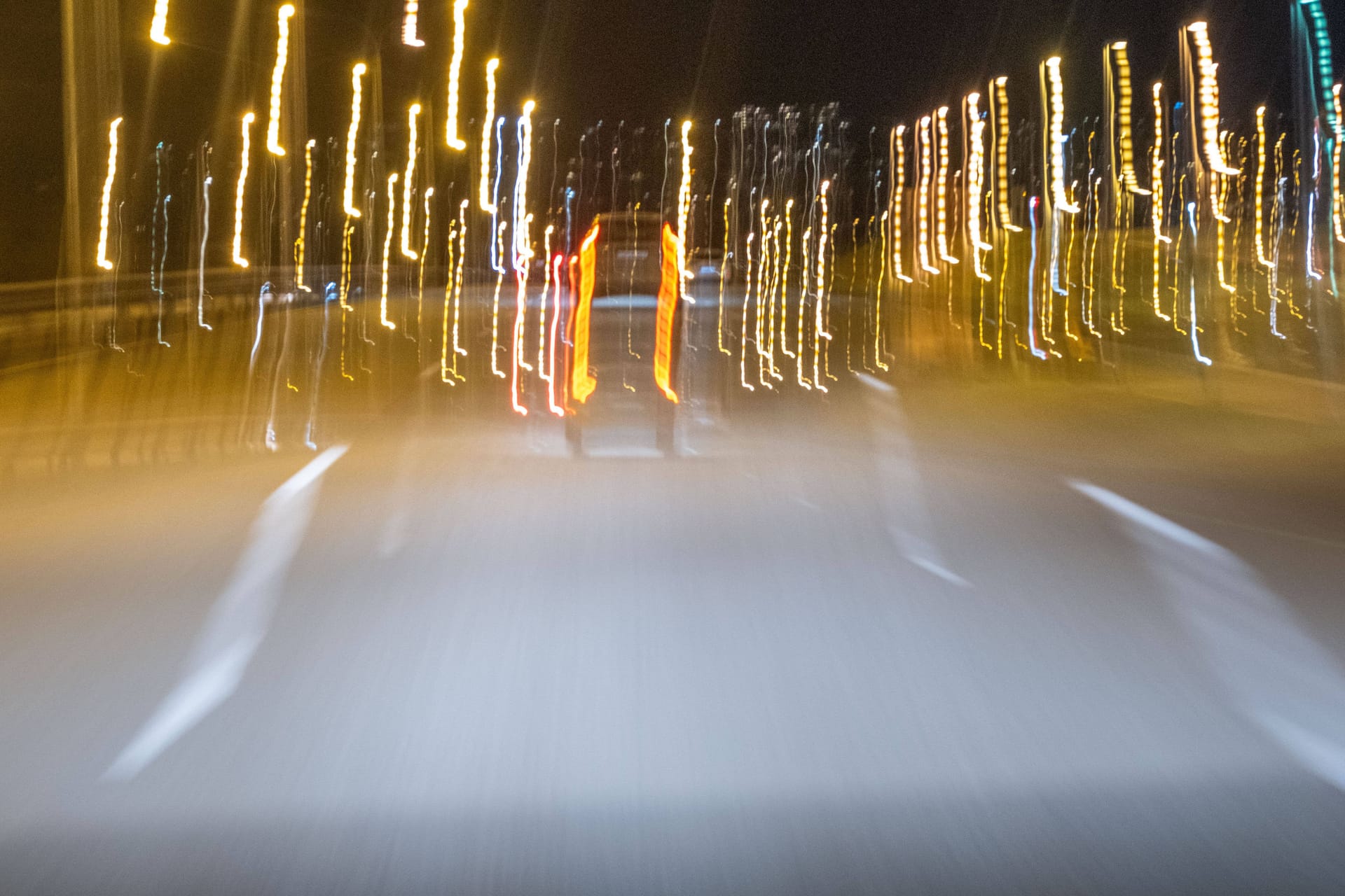 Straßenverkehr bei Nacht