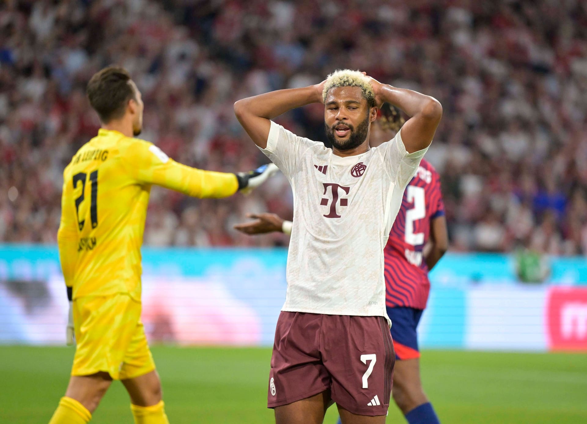 Serge Gnabry: Vergab die erste Topchance für Bayern (10.). Spielte Tel zweimal eigentlich perfekt frei (15., 49.). Noch einer der auffälligsten Bayern in der Offensive. Note 3