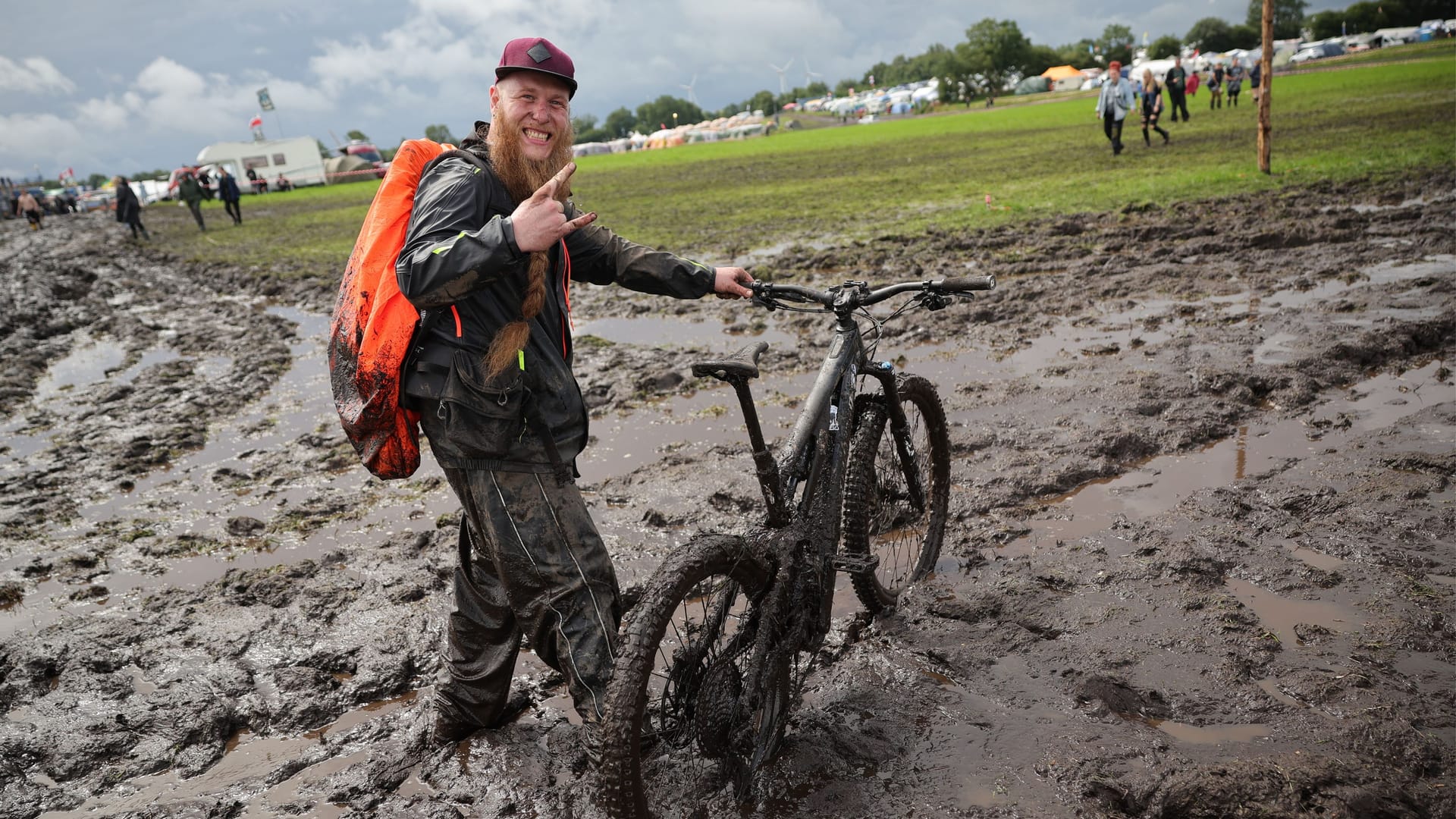 Das bisschen Schlamm hält wahre Wacken-Fans nicht ab: Hauptsache, die Laune stimmt.