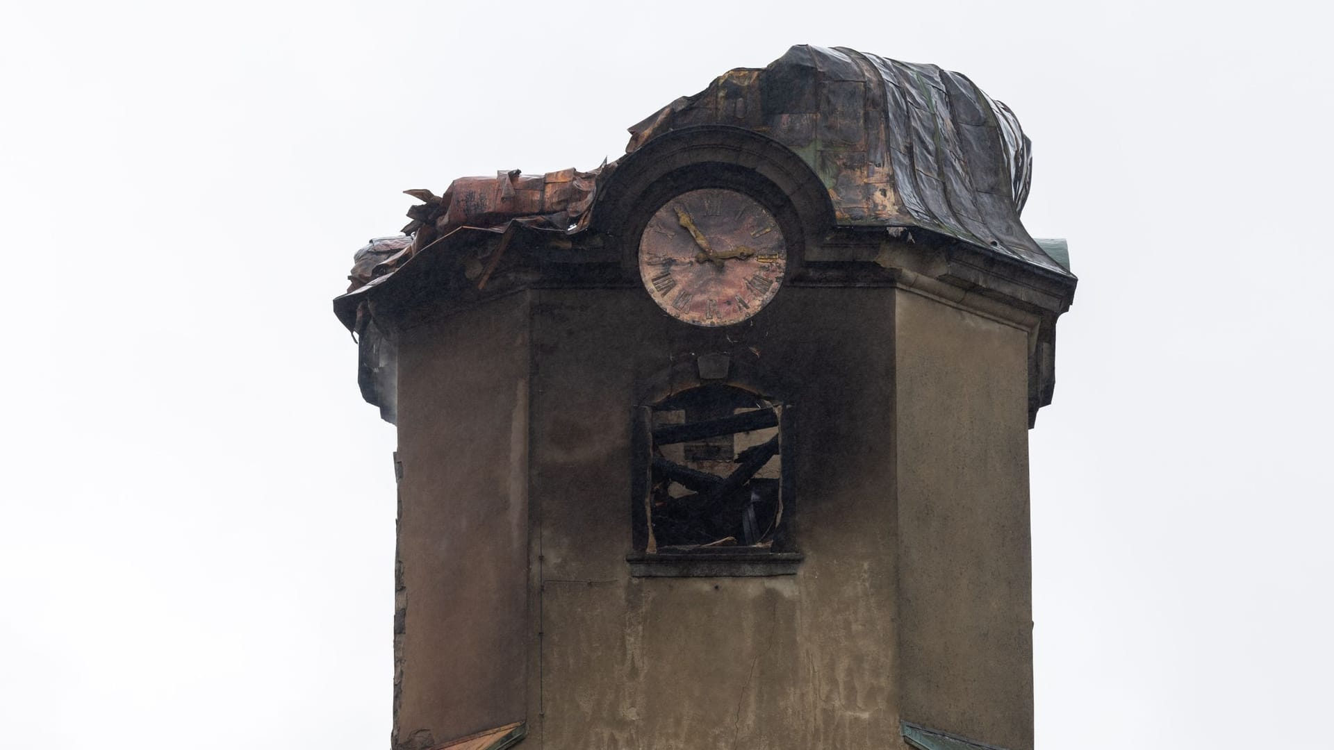 Der Kirchturm der Stadtkirche Großröhrsdorf mit seiner nach dem Brand eingebrochenen Kuppel. Die evangelische Stadtkirche im sächsischen Großröhrsdorf ist durch ein Feuer in großen Teilen zerstört worden.