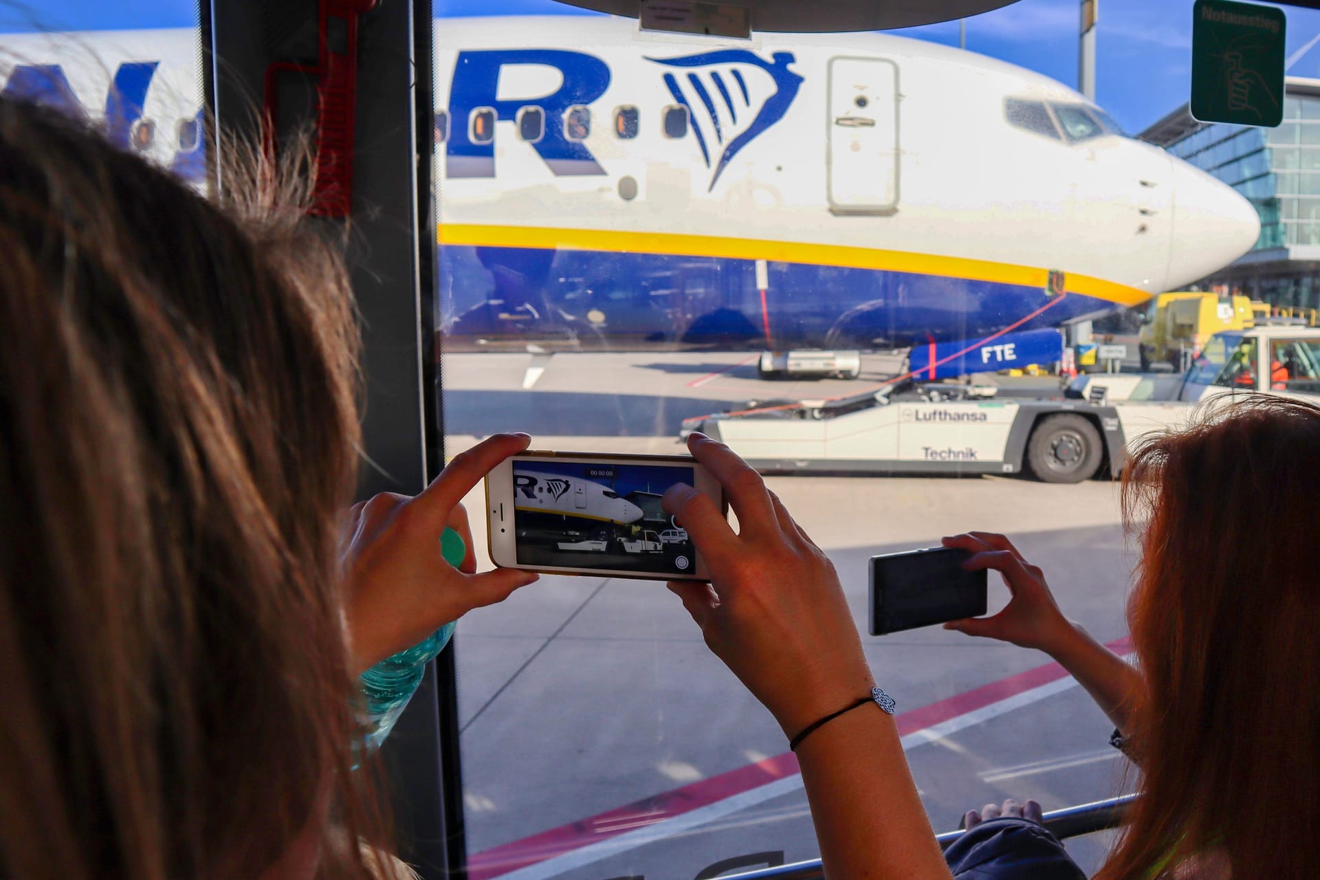 Der Flughafen in Nürnberg: Die Abfertigung von Flugzeugen kann ab sofort bei Führungen vom Vorfeld aus beobachtet werden.